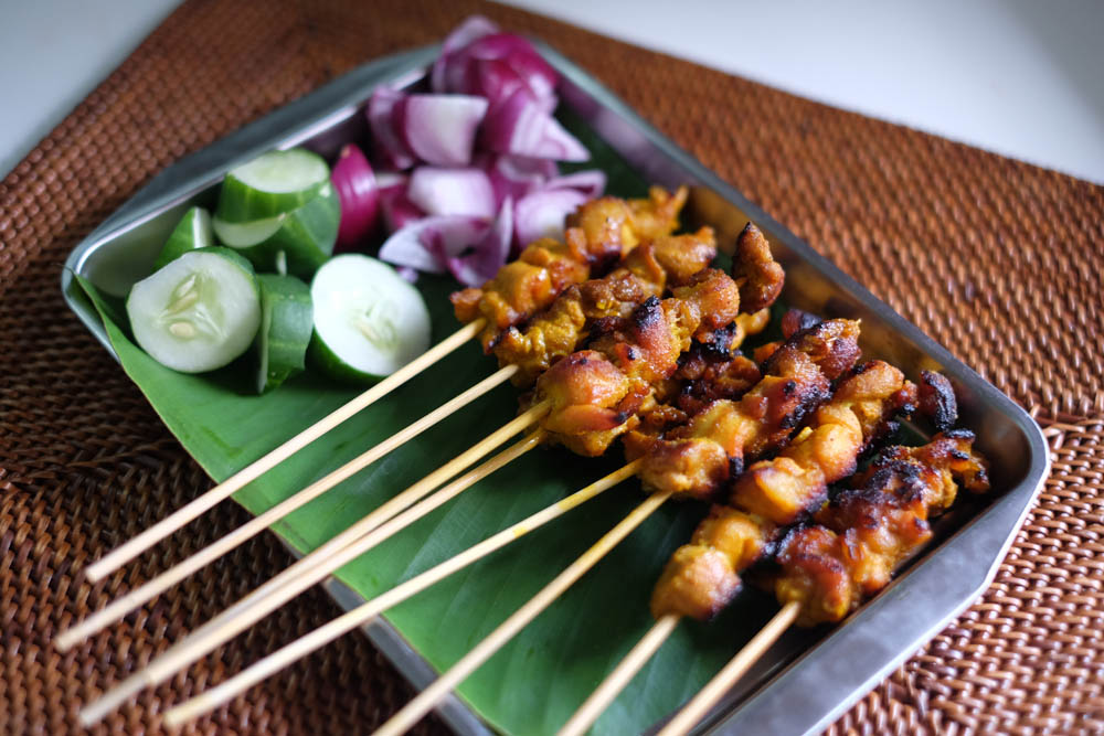 Cook satay with peanut sauce