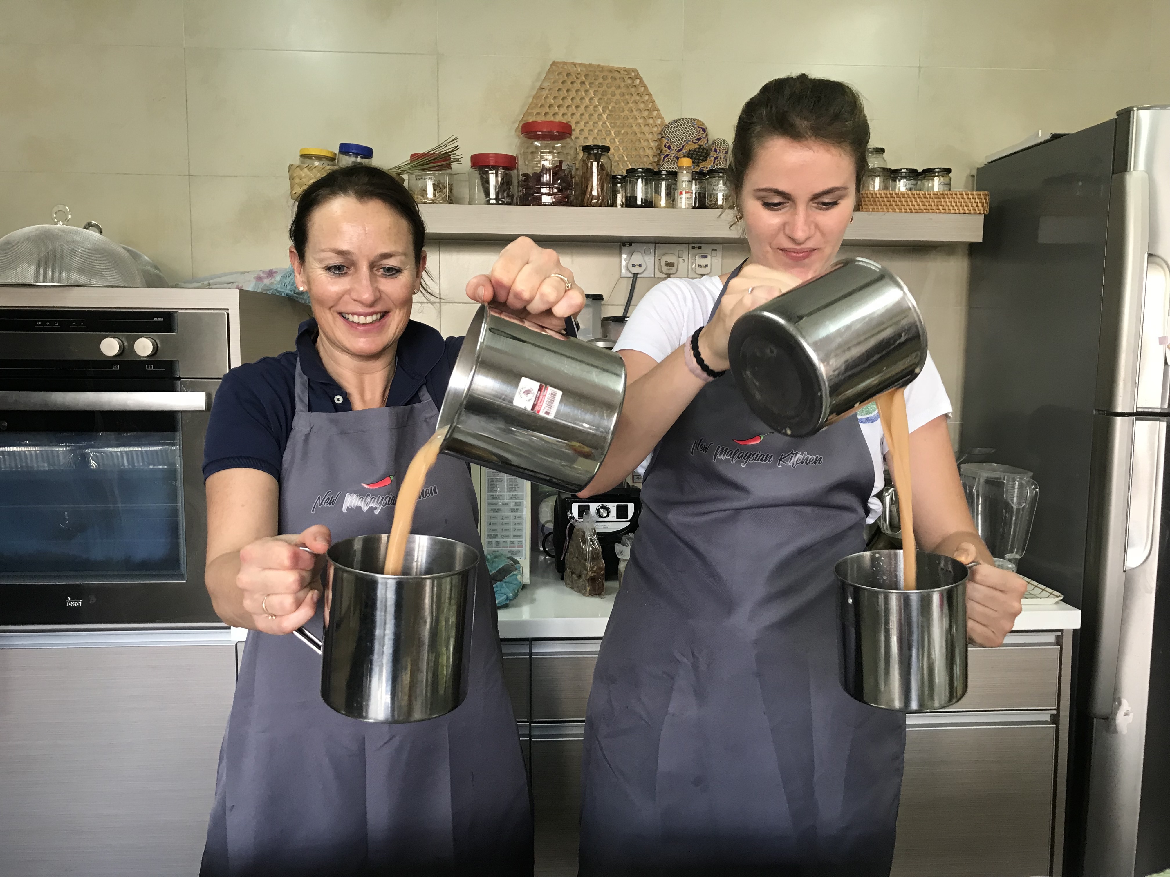 Learn to pull teh tarik, Malaysian most popular beverage