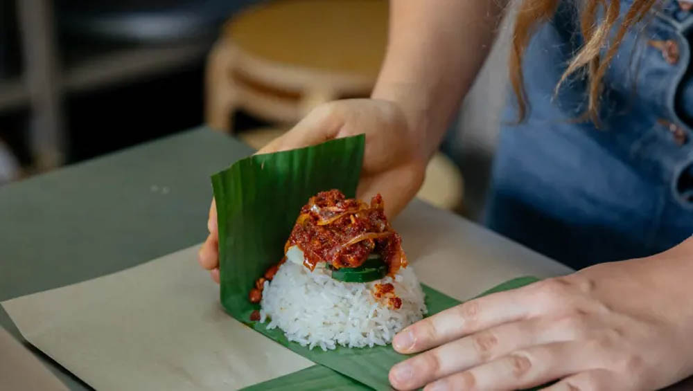 wrapping nasi lemak Wrap coconut rice into takeaway banana leaf packets
