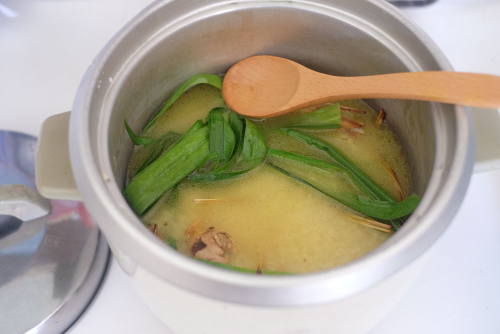 aromatic chicken rice Make aromatic chicken rice with herbs like pandan
