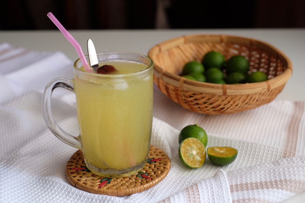 Make a glass of refreshing drink to pair with spicy curry